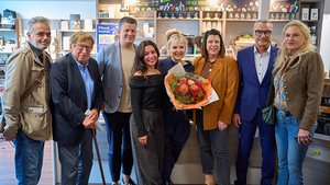 Auf dem Bild zu sehen sind (von links nach rechts): Herr Hermann, Verwalter der Mietobjekte von Herrn Hütter, den Vermieter Herr Hütter, Herr Fellhauer, Wirtschaftsförderin Frau Okur, Frau Knoll, Frau Holzwarth, Herr Trabold sowie Frau Hütter, die Tochter des Vermieters
